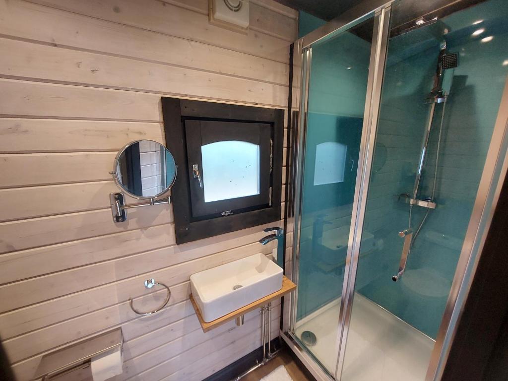 Tom Cabin Bathroom