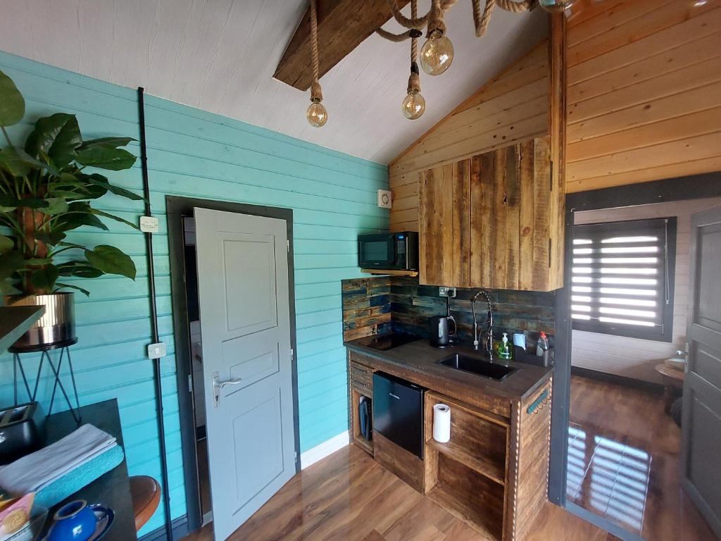 Tom Cabin Kitchen